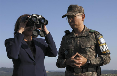 Phenianul trage o rachetă balistică în Marea Japoniei, după ce Kamala Harris pleacă din Coreea de Sud, unde a vizitat Zona Demilitarizată. Seulul îşi anunţă particparea la manvre anti-submarin cu Japonia şi SUA, pentru prima oară din 2017