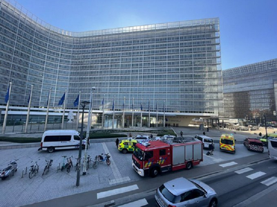 Un plic cu o pudră suspectă, descoperit la etajul al 13-lea al Comisiei Europene, unde lucrează Ursula von der Leyen. Clădirea Berlaymont, evacuată, un membru al personalului, plasat în izolare