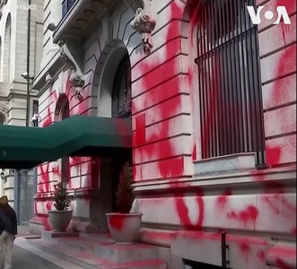 Faţada Consulatului Rusiei de la New York vandalizată cu vopsea roşie - VIDEO