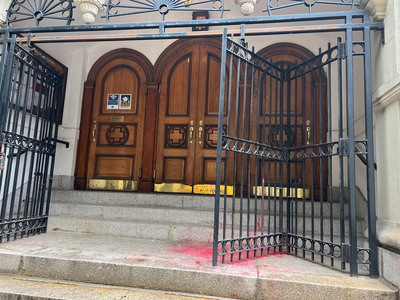Treptele catedralei ortodoxe ruse din New York au fost stropite cu vopsea roşie