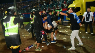 Preşedintele indonezian Joko Widodo acordă compensaţii familiilor celor 125 de victime ale busculadei sângeroase de pe un stadion de fotbal