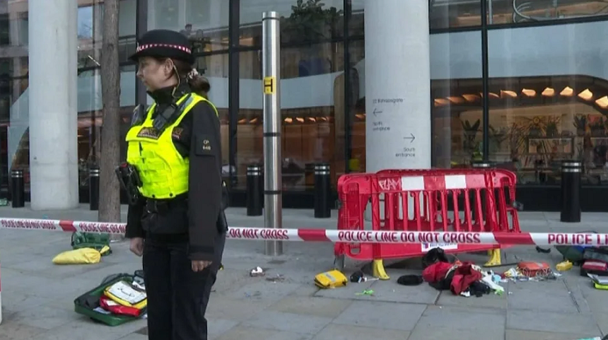 Cel puţin trei răniţi cu cuţiul pe strada Bishopgate, în apropiere de staţia de metrou Liverpool Street, în centrul Londrei. Autorul atacului, în libertate