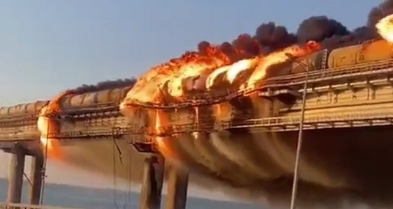 UPDATE Un camion capcană a provocat incendiul şi prăbuşirea unei porţiuni a podului Kerci, care leagă Crimeea de Rusia / Trei persoane au murit / Pagubele materiale sunt estimate la peste 8 milioane de dolari  - FOTO, VIDEO