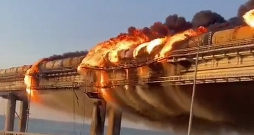 UPDATE Un camion capcană a provocat incendiul şi prăbuşirea unei porţiuni a podului Kerci, care leagă Crimeea de Rusia / Trei persoane au murit / Pagubele materiale sunt estimate la peste 8 milioane de dolari  - FOTO, VIDEO