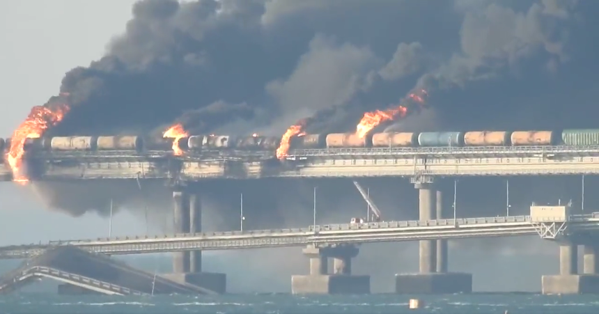 Un camion capcană a provocat incendiul şi prăbuşirea unei secţiuni a podului Kerci, anunţă autorităţile ruse
