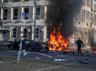 Rusia a tras 75 de rachete în Ucraina, acuză armata ucraineană, care spune că a interceptat 41. Cel puţin cinci morţi şi 12 răniţi în bombardamentele de la Kiev. Zelenski acuză Moscova de bombardarea infrastructurii energetice ucrainene