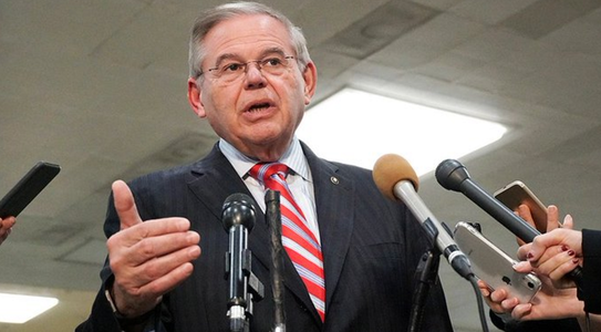 Puternicul senator democrat Bob Menendez ameninţă să blocheze vânzarea de armament american către Arabia Saudită, pe care o acuză că susţine Războiul rus în Ucraina al lui Putin