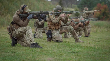 Acord UE asupra unei importante misiuni de formare a armatei ucrainene. 15.000 de militari ucraineni, formaţi în prima etapă. Polonia şi Germania şi-au anunţat disponibilitatea. Misiunea urmează să fie finanţată prin Facilitatea Europeană pentru Pace