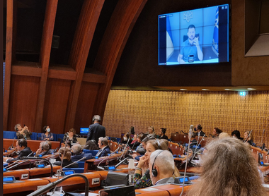 Zelenski cere Adunării Parlamentare a Consiliului Europei să înfiinţeze un tribunal special care să judece ”fiecare agresor şi călău” rus din Ucraina. El reproşează Consiliul Europei că a menţinut Rusia înăuntru după ce a anexat Crimeea