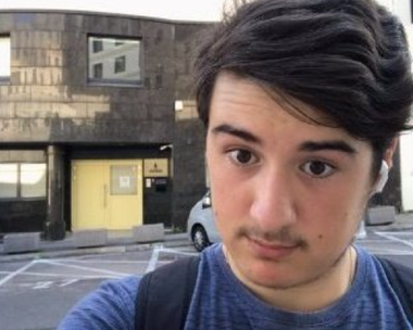 UPDATE-Un cuplu gay, ucis prin împuşcare la un bar gay în Bratislava. Atacatorul, Juraj Krajcik, fiul unui membru eminent al Partidului Vlast de extremă dreapta, găsit mort. Manifestaţie de comemorare, vineri