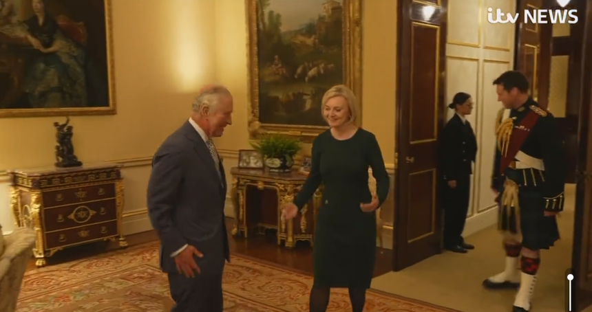 Reacţia Regelui Charles al III-lea la prima audienţă săptămânală cu premierul Liz Truss: ”V-aţi întors. Of, dragă!” - VIDEO 