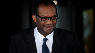 Ministrul britanic al Finanţelor Kwasi Kwarteng, destituit la o lună după preluarea funcţiei, din cauza unui ”plan de creştere” economică masiv şi prost finanţat, care a semănat panica pe pieţe