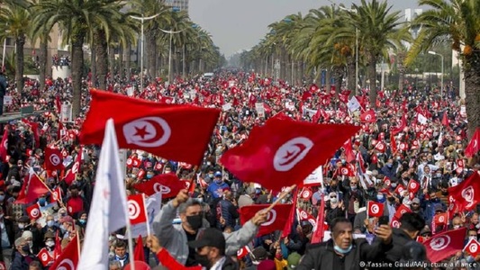 Mii de susţinători ai două partide de opoziţie rivale din Tunisia au organizat sâmbătă proteste paralele împotriva preşedintelui Kais Saied
