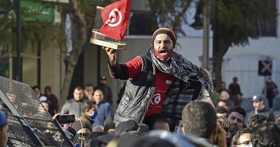 Ciocniri violente în Tunisia, între protestatari şi forţele de ordine, în doua noapte de proteste