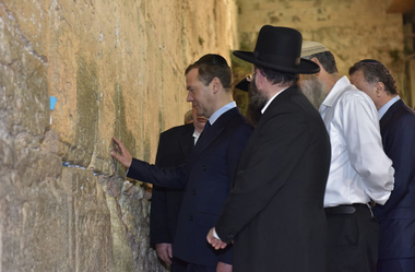 Medvedev ameninţă Israelul că dacă livrează armament Ucrainei îşi ”distruge relaţiile interstatale” cu Rusia