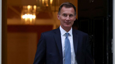 Noul ministru britanic al Finanţelor Jeremy Hunt anulează ”aproape toate” măsurile fiscale anunţate de Guvernul Truss în urmă cu trei săptămâni. Plafonarea facturilor la energie a gospodăriilor rămâne în vigoare numai până în aprilie, ci nu timp de doi ani