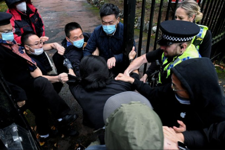 Poliţia britanică anchetează după ce un manifestant în favoarea democraţiei din Hong Kong a fost bătut în incinta Consulatului Chinei din Manchester, în timpul unor violenţe, în prima zi a Congresului Partidului Comunist Chinez