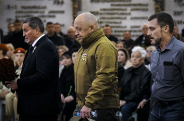 Prigojin anunţă că grupul paramilitar Wagner construieşte o linie fortificată de apărare, pe linia de contact, în regiunea ucraineană Lugansk. El nu o consideră ”necesară” împoriva armatei ucrainene. ”Simpla prezenţă a unităţilor Wagner pe linia frontului este un zid impenetrabil”