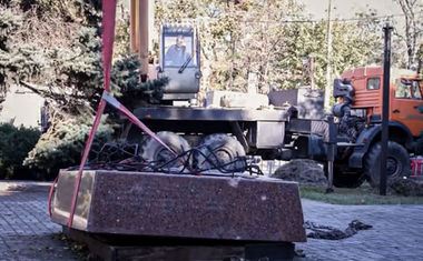 Un monument de granit al victimelor foametei staliniste de la Mariupol, Holodomor, desfiinţat de către separatiştii proruşi din Doneţk