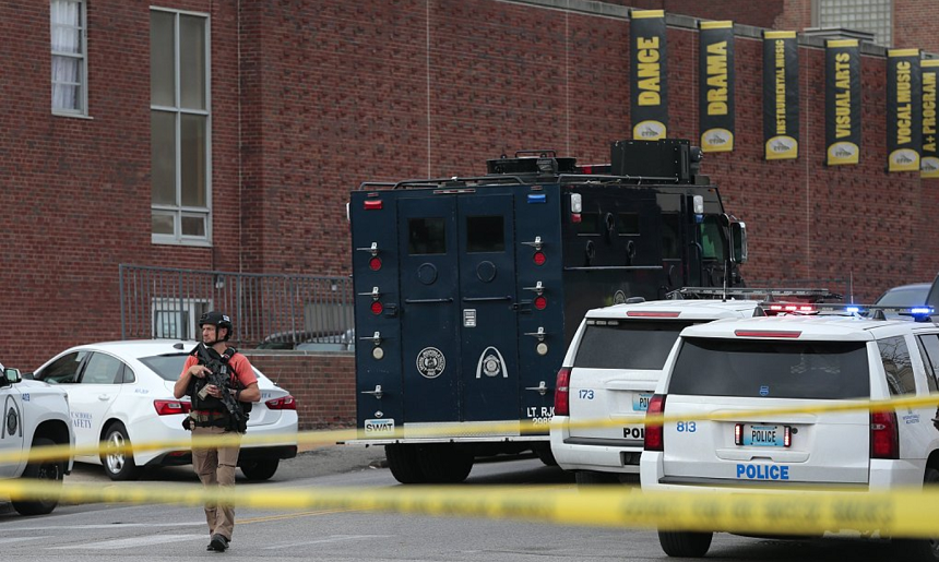O femeie şi o fată ucise, iar mai multe persoane rănite în SUA, într-un atac armat într-un liceu din Missouri. Atacatorul, ucis prin împuşcare de poliţişti