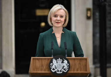Liz Truss îi urează succes succesorului său Rishi Sunak înainte de apleca de la Downing Street, după 49 de zile de mandat, pentru a-şi prezenta demisia regelui Charles al III-lea