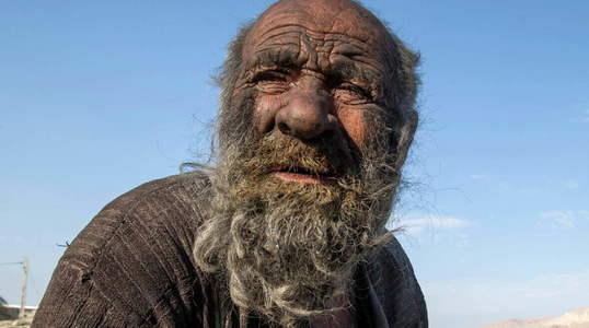 ”Cel mai murdar om din lume”, iranianul Amou Haji, care nu s-a mai spălat în ultimii peste 50 de ani ”de frică să nu se îmbolnăvească”, a murit la vârsta de 94 de ani