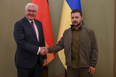 Alertele de raid aerian au pornit la Cernihiv în timpul vizitei preşedintelui Germaniei / Zelenski: Teroarea rachetelor ruseşti, utilizarea de către inamic a dronelor iraniene a fost unul dintre subiectele cheie ale negocierilor 