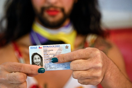 O persoană nonbinară din Chile, Shane Cienfuegos, obţine pentru prima oară o carte de identitate cu ”genul X” în această ţară