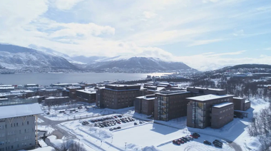 Rusia denunţă ”spionita” Norvegiei după arestarea unui presupus agent clandestin rus care se dădea drept cercetător brazilian şi a zece ruşi pe care-i acuză de survolarea cu drone a teritoriului norvegian sau de încălcarea interdicţiei de a fotografia instalaţii sensibile