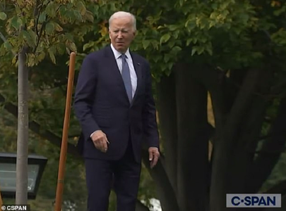Joe Biden se pierde în grădina Casei Albe, după ce plantează un copac împreună cu Prima Doamnă, un omagiu al celor 50 de ani muncă ai grădinarului reşedinţei preşedinţilor americani