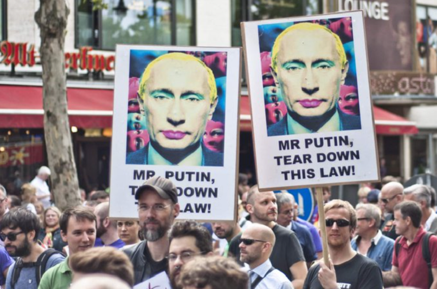 Parlamentul rus adoptă în prima lectură o înăsprire a legii ”propagandei homosexuale” care interzice negarea ”valorilor familiale” şi promovarea orientărilor sexuale în rândul adulţilor prin presă, Internet, în literatură, film şi publicitate 