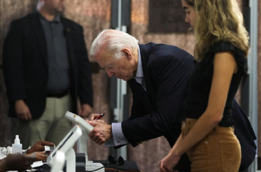 Preşedintele Joe Biden a votat în alegerile de la jumătate de mandat şi denunţă violenţa politică din SUA