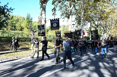 Sute de nostalgici ai dictatorului Benito Mussolini sărbătoresc centenarul ”Marşului către Roma”, defilând în oraşul natal al lui Il Duce, unii îmbrăcaţi în negru, un omagiu al Cămăşilor Negre, şi efectuând salutul nazist