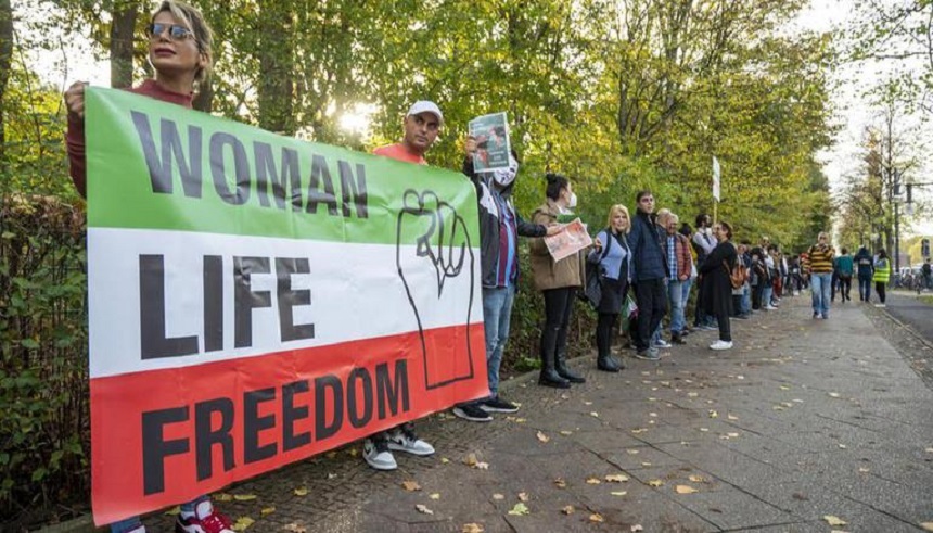 Berlin: Trei răniţi într-un atac împotriva manifestanţilor pro-democraţie în faţa ambasadei Iranului