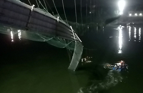 India: Bilanţul deceselor după prăbuşirea unui pod suspendat a ajuns la 132. Căutările celor dispăruţi continuă