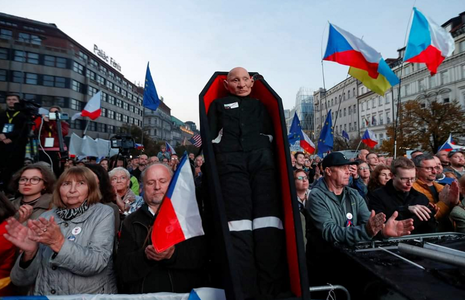 Zeci de mii de manifestanţi susţin Ucraina în Piaţa Venceslas din Praga