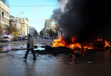 ”Atac masiv” rus cu rachetă împotriva unor instalaţii energetice la Kiev şi în Ucraina, la două zile după un atac masiv cu dronă împotriva Flotei ruse la Marea Neagră. Pene de curent şi apă la Kiev