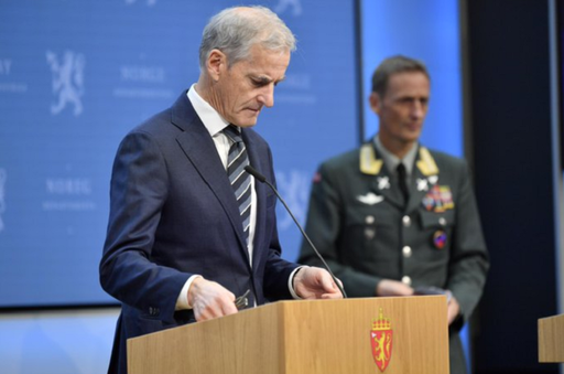 Norvegia îşi creşte cu un nivel, alerta militară, anunţă premierul Jonas Gahr Støre şi subliniază că nu s-a detectat nicio ameninţare directă la adresa regatului. Ea constă în măsuri în domeniile logistic, al securităţii comunicaţiilor şi securităţii instalaţiilor armatei.