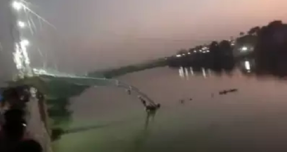 India - Nouă arestări după ce 134 de persoane au murit în urma prăbuşirii unui pod suspendat