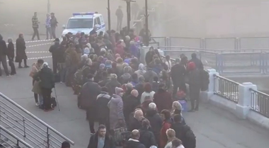 Localnicii din Kiev stau la coadă pentru apă, după ce rachete ruseşti au lovit luni instalaţii cheie din întreaga ţară 