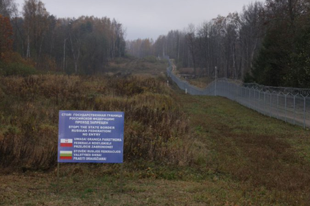 Polonia construieşte o barieră de trei garduri de sârmă ghimpată, de 2,5 metri înălţime, pe o lăţime de trei metri, la frontiera de 210 kilometri cu enclava rusă Kaliningrad. Varşovia acuză Moscova de orchestrarea trecerii unor migranţi