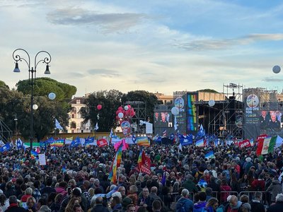 Roma: Zeci de mii de italieni au participat la un marş pentru pace în Ucraina - VIDEO
