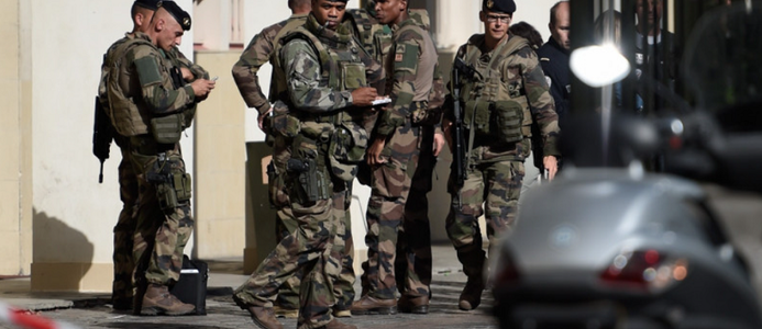Parchetul Militar din Paris anchetează în Franţa moartea unui militar francez în România. Autorităţile judiciare române sunt însărcinate cu investigaţiile la faţa locului. Militarul urma să stea până la 3 ianuarie în hotelul din Bucureşti în care a fost g