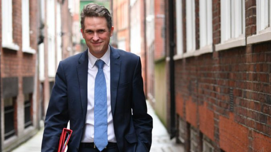 Ministrul britanic de stat fără portofoliu Gavin Williamson, un fost ministru al Apărării şi whip, demisionează în urma unei serii de dezvăluiri şi acuzaţii de comportament ”imoral”