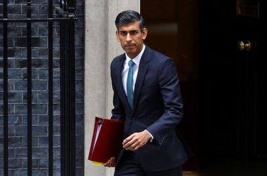 Regatul Unit, ”un fundament al NATO pentru generaţii”, îi dă Rishi Sunak asigurări lui Jens Stoltenberg, primul lider internaţional pe care-l primeşte la Downing Street. El îl acuză pe Putin de ”brutalitate” în Ucraina
