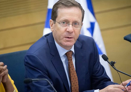 Isaac Herzog începe consultări, până vineri, în vederea desemnării viitorului premier. El neagă dezvăluiri potrivit cărora a încercat să-i convingă pe Lapid şi Gantz să intre într-un guvern de uniune cu Netanyahu pentru a evita intrarea extremei drepte în