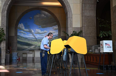 Un pic peste 50% dintre alegătorii cu drept de vot au votat în alegerile de la jumătate de mandat, mai puţini decât în 2018, dar a doua cea mai importantă prezenţă la urne din ultima jumătate de secol