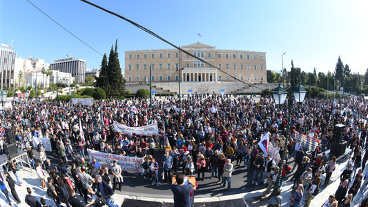 Angajaţii greci organizează a doua grevă de douăzeci şi patru de ore din acest an, cerând salarii mai mari. Ciocniri izbucnite între manifestanţi şi forţele de ordine - VIDEO 