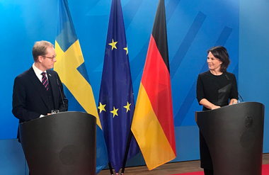Şeful diplomaţiei suedeze anunţă că urmează să efectueze o vizită la Ankara, pentru a pleda în favoarea aderării Suediei la NATO. Suedia îşi pregăteşte ratificarea aderării, anunţă Tobias Billström