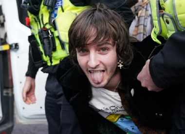 Un student, Patrick Thelwell, un activist ecologist din Extinction Rebellion, arestat după ce a aruncat cu ouă în Charles al III-lea la York, eliberat cu condiţia să nu se mai apropie de rege şi să nu mai aibă ouă asupra sa în public